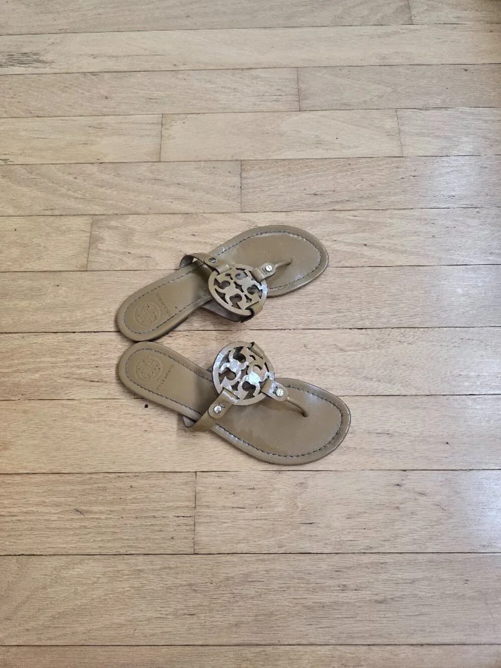 Tory Burch | Miller tan monochrome patent leather flip-flop sandals | WMS 7.5